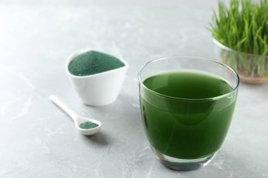 Masada bir bardak spirulina içecek ve toz, metin için alan