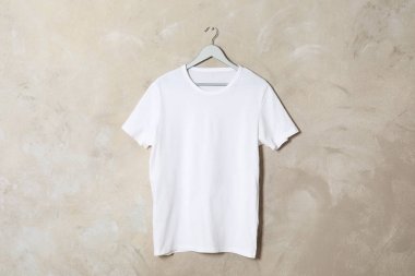 Renkli arka planda beyaz t-shirt ile Askı. Tasarım için mockup
