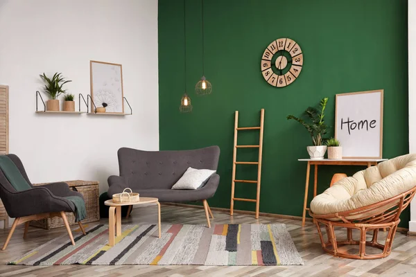 Modernes Wohnzimmer Interieur stilvolles Sofa in der Nähe der grünen Wand — Stockfoto