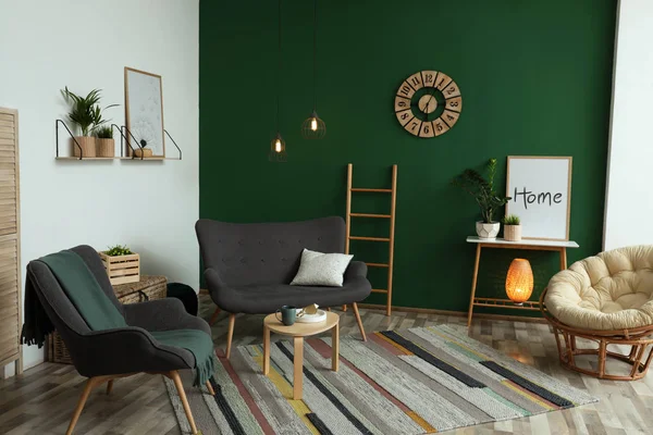 Современный интерьер гостиной стильный диван возле зеленой стены — стоковое фото