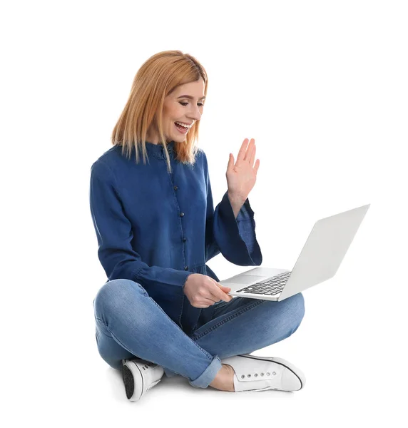 Žena pomocí notebooku pro video chat izolované na bílém — Stock fotografie