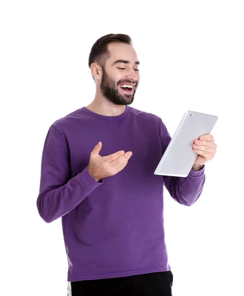 Чоловік використовує планшет для відеочату ізольовано на білому — стокове фото