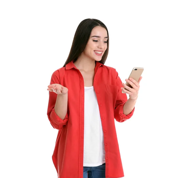 Mujer usando el teléfono móvil para el chat de vídeo aislado en blanco — Foto de Stock