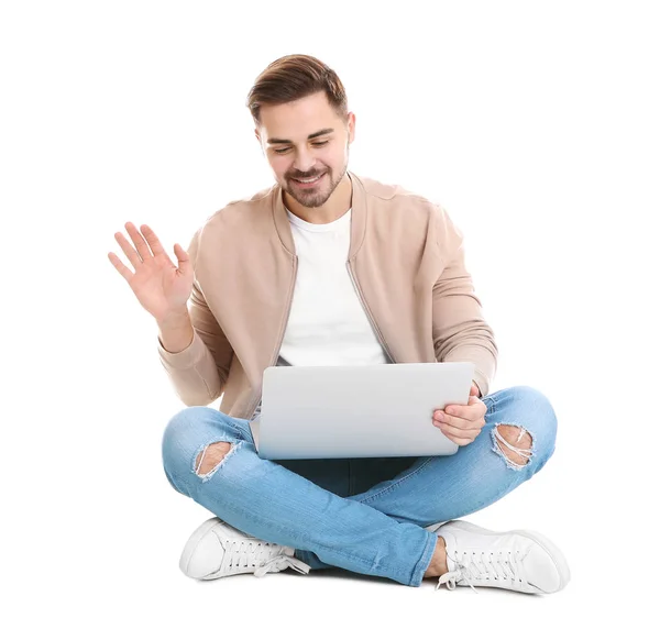 흰색에 고립 된 화상 채팅을위한 노트북을 사용하는 남자 — 스톡 사진