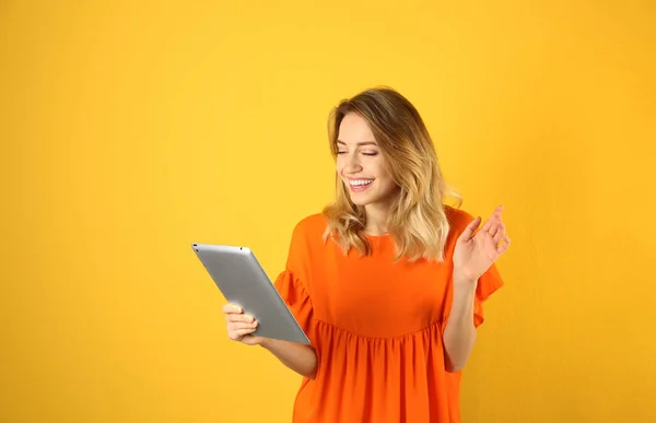Mulher usando tablet para bate-papo por vídeo em fundo de cor. Espaço para texto — Fotografia de Stock
