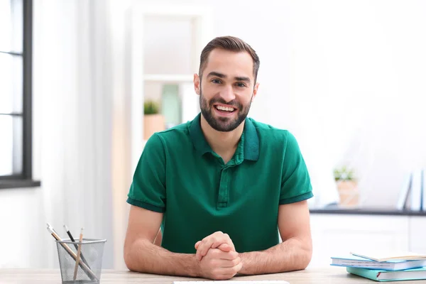 Bello uomo che utilizza la video chat per la conversazione al chiuso — Foto Stock