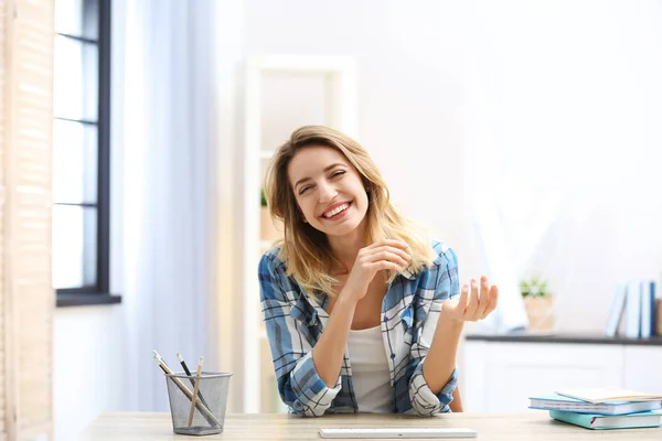 Mooie vrouw die videochat gebruikt voor gesprekken binnenshuis — Stockfoto