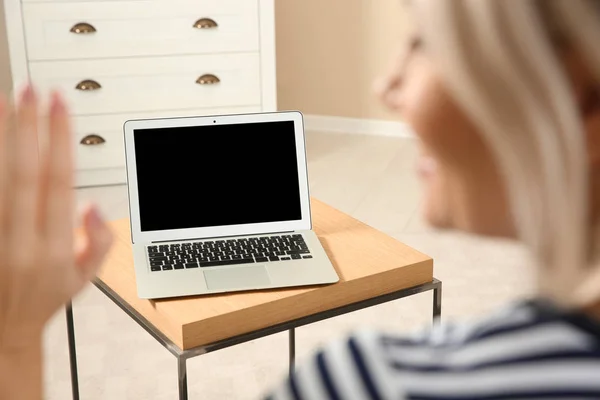 Donna che utilizza la video chat sul computer portatile a casa, primo piano. Spazio per testo — Foto Stock