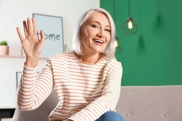 Reife Frau mit Video-Chat zu Hause, Blick aus der Web-Kamera — Stockfoto