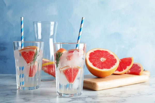 Szemüveg infhasznált víz grapefruit szeletekkel asztalra. Szóköz a szöveghez — Stock Fotó