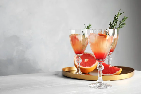 Glas grapefrukt cocktails på bordet. Utrymme för text — Stockfoto