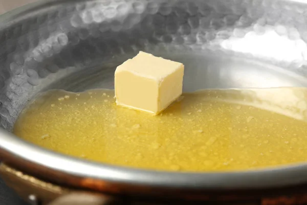 Sartén con trozo de mantequilla derretida, primer plano — Foto de Stock