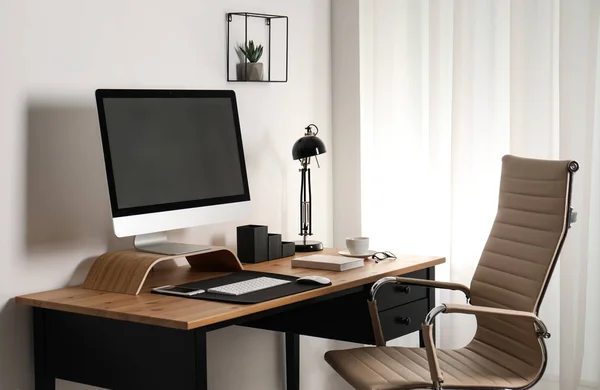 Interior de local de trabalho elegante com computador moderno na mesa. Mockup para design — Fotografia de Stock