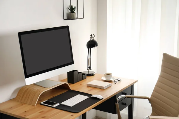 Elegante interior del lugar de trabajo con ordenador moderno en la mesa. Burla para el diseño —  Fotos de Stock