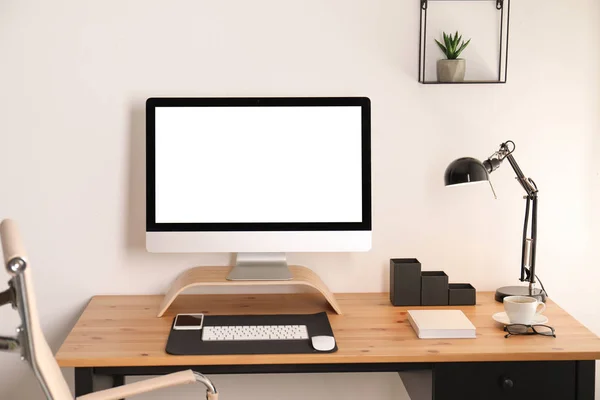 Elegante interior del lugar de trabajo con ordenador moderno en la mesa. Burla para el diseño —  Fotos de Stock