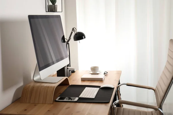 Snygg arbetsplats interiör med modern dator på bordet. Mockup för design — Stockfoto
