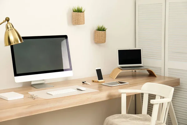 Elegante interior del lugar de trabajo con ordenador moderno en la mesa. Burla para el diseño —  Fotos de Stock