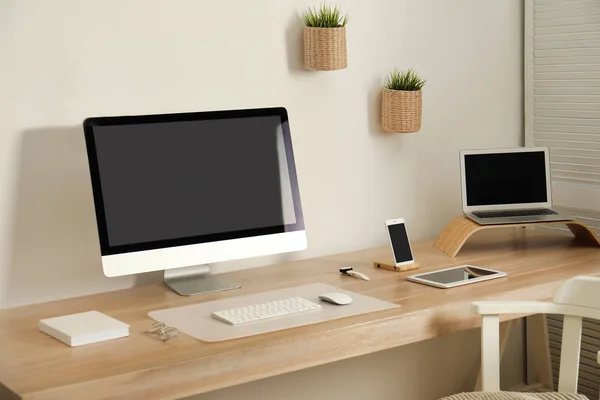 Interior de local de trabalho elegante com computador moderno na mesa. Mockup para design — Fotografia de Stock