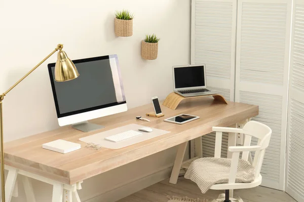 Interior elegant la locul de muncă cu computer modern pe masă. Mockup pentru design — Fotografie, imagine de stoc