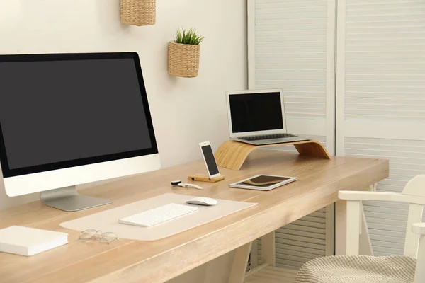 Elegante interior del lugar de trabajo con ordenador moderno en la mesa. c para el diseño —  Fotos de Stock