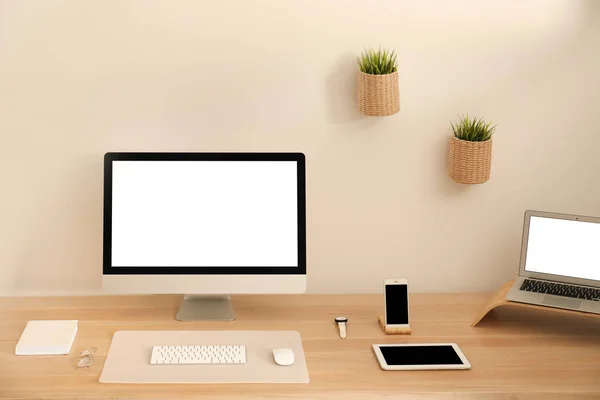 Elegante interior del lugar de trabajo con ordenador moderno en la mesa. Burla para el diseño —  Fotos de Stock