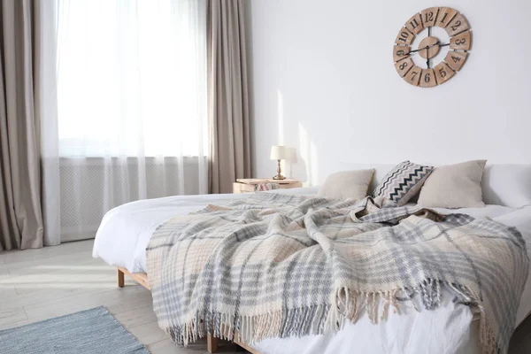 Cama con almohadas y cuadros en el interior de la habitación moderna —  Fotos de Stock