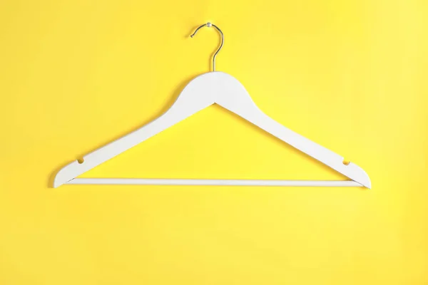 Lege kleding hanger op kleur achtergrond. Kledingkast accessoire — Stockfoto