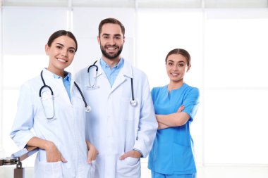 Klinikte bir grup tıp doktoru. Birlik kavramı