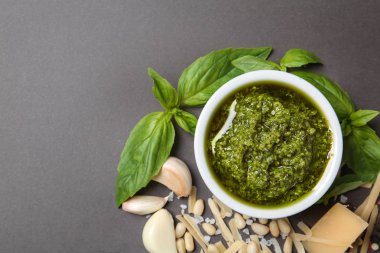 Gri masa üzerinde pesto sos ve malzemeler le düz yatıyordu kompozisyon. Metin için alan