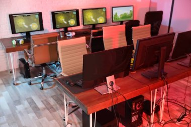 Video oyunları oynamak için modern bilgisayarlarla Internet kafe