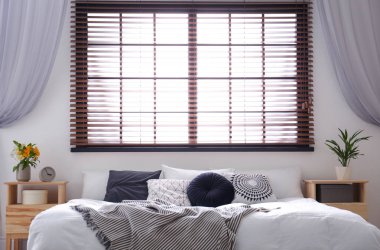 Rahat çift kişilik yatak ve pencere jaluzi ile modern oda iç