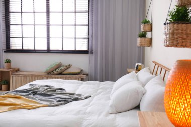 Rahat çift kişilik yatak ve pencere jaluzi ile modern oda iç