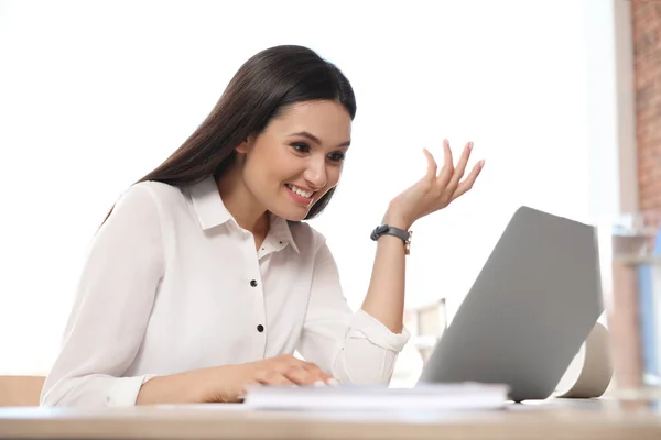 Jeune femme utilisant le chat vidéo sur ordinateur portable dans le bureau à la maison — Photo