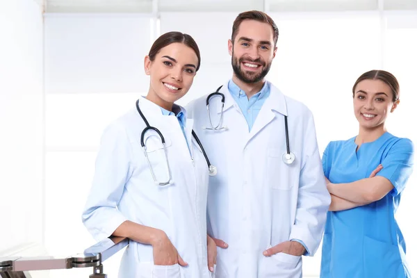 Un gruppo di medici della clinica. Concetto di unità — Foto Stock