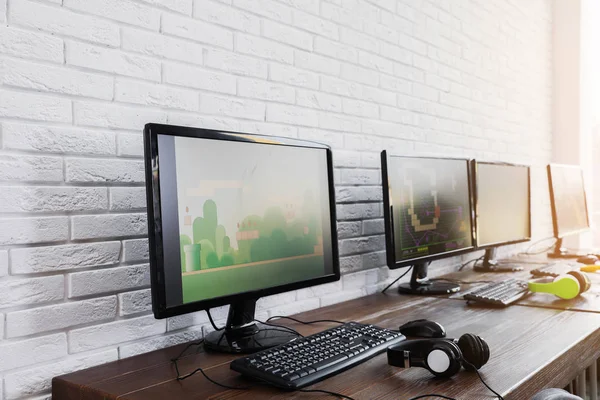 Internet café com computadores modernos para jogar videogames — Fotografia de Stock