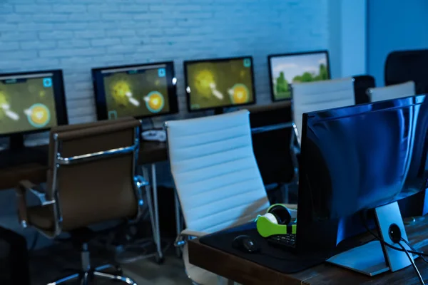 비디오 게임을위한 현대적인 컴퓨터가있는 인터넷 카페 — 스톡 사진