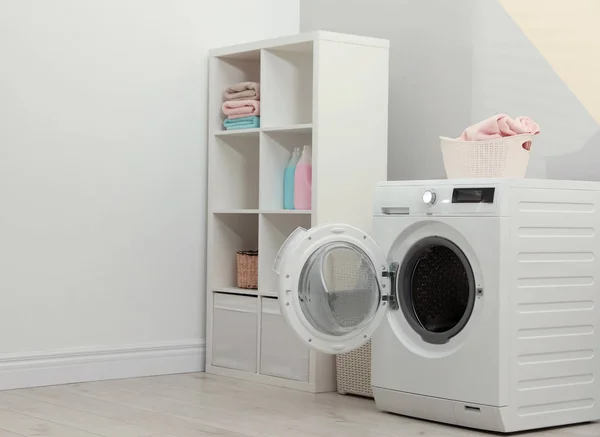 Сучасна пральна машина в інтер'єрі пральної кімнати. Простір для дизайну — стокове фото