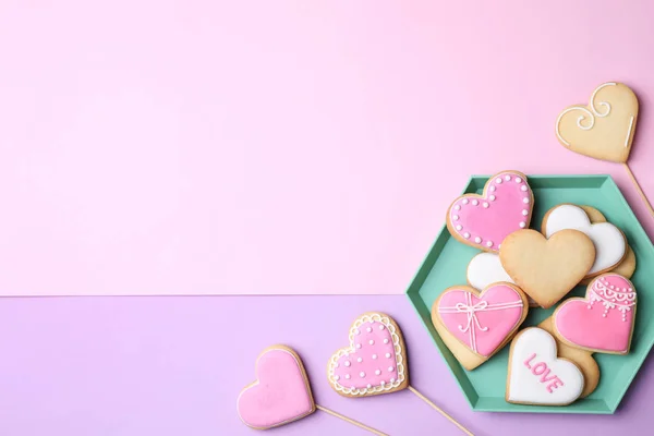 Composição de leigos plana com cookies em forma de coração no fundo de cor. Espaço para texto — Fotografia de Stock