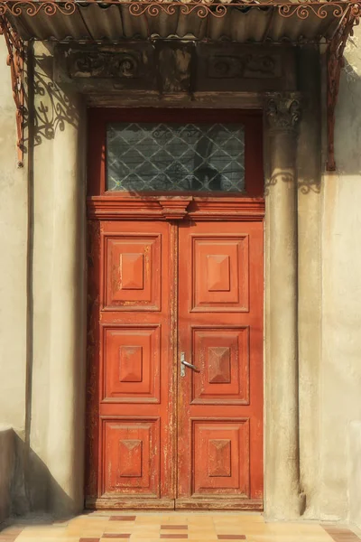 Fechado vintage porta de madeira no edifício antigo — Fotografia de Stock