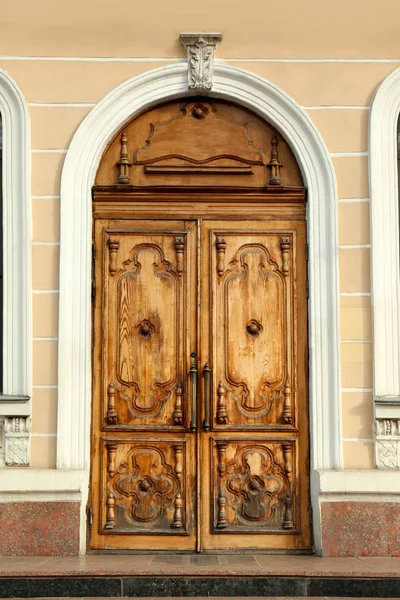 Fechado vintage porta de madeira no edifício antigo — Fotografia de Stock