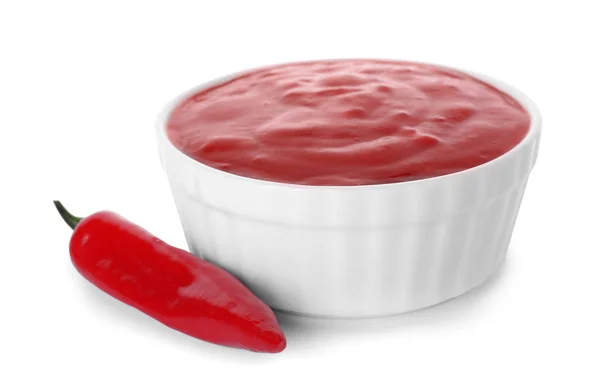 Schüssel mit roter Sauce und frischem Chilipfeffer isoliert auf weißem — Stockfoto