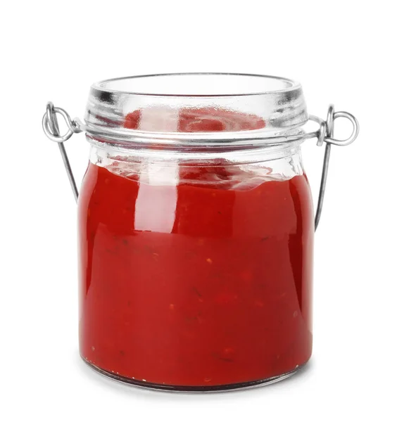 Скляна банка з червоним соусом на білому тлі — стокове фото