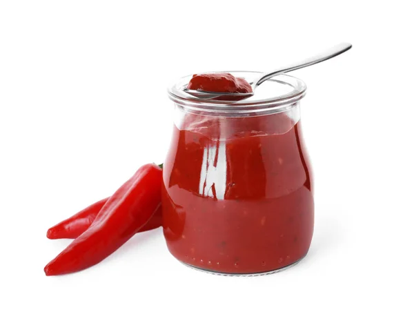 Vaso di vetro con salsa rossa, cucchiaio e peperoncino fresco su sfondo bianco — Foto Stock