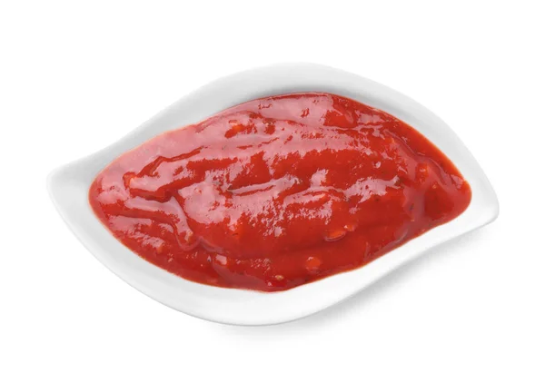 Подливка с красным соусом изолирована на белом, вид сверху — стоковое фото