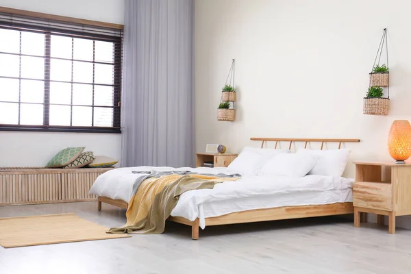 Modern szoba belső tér kényelmes dupla ágy és árnyékolástechnika — Stock Fotó