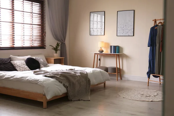 Moderno interior de la habitación con cómoda cama doble y persianas —  Fotos de Stock