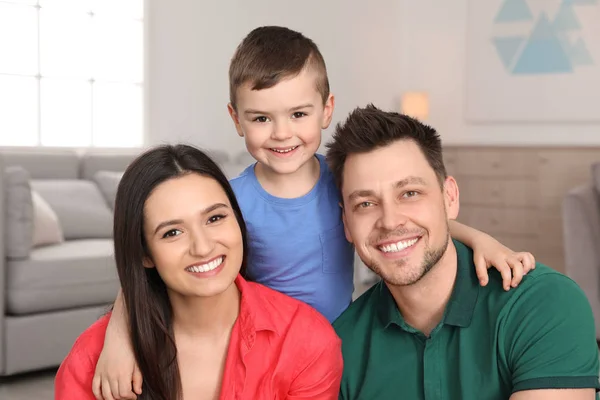 Gelukkige ouders en hun zoon thuis. Familie portret — Stockfoto