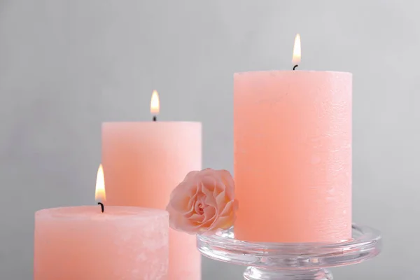 Όμορφη σύνθεση με κεριά σε γκρίζο φόντο — Φωτογραφία Αρχείου
