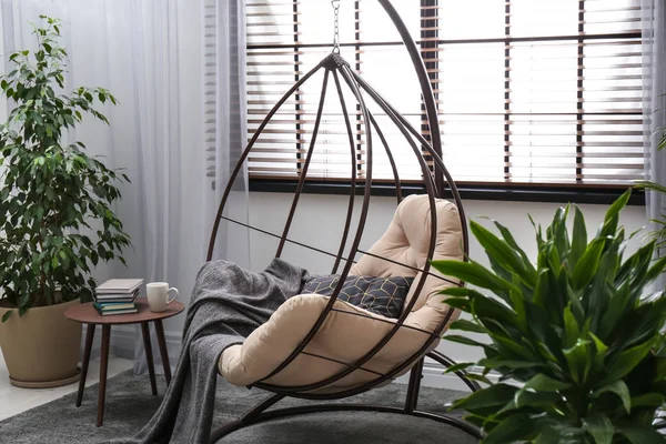 Salıncak sandalyeli şık ve modern oda iç mekan — Stok fotoğraf
