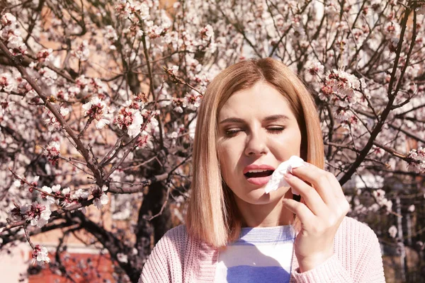 Женщина, страдающая сезонной аллергией на открытом воздухе, место для текста — стоковое фото
